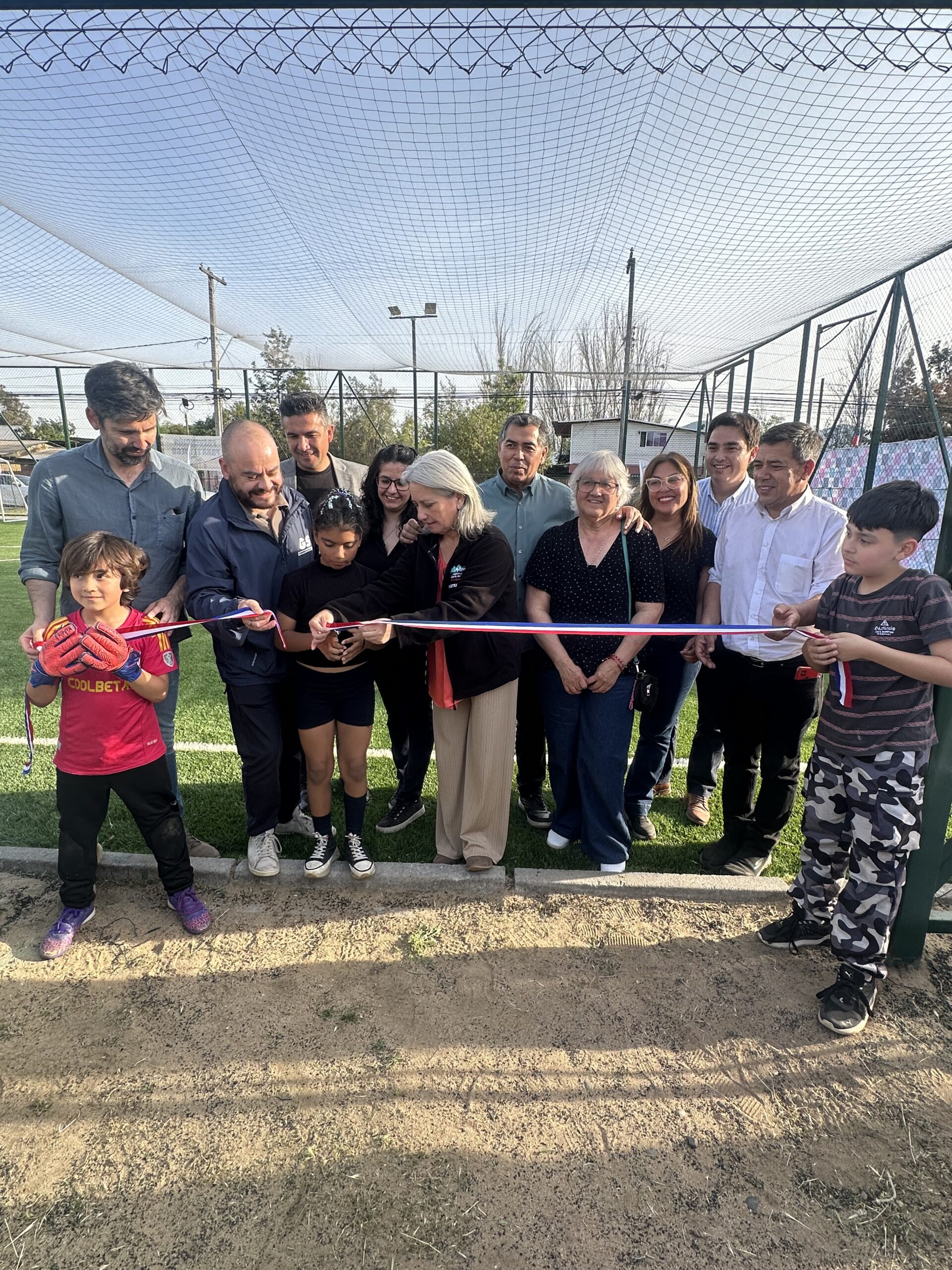 Diputado Leonardo Soto asiste a ceremonia de entrega de obras en cancha de la Villa Los Poestas de Chile de Calera de Tango
